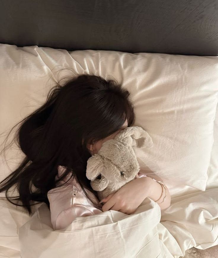Ngủ đủ và đúng giờ giúp làn da phục hồi, giảm xỉn màu và hạn chế nổi mụn