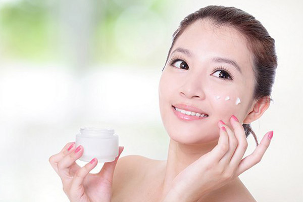 Không trang điểm khi bị mụn